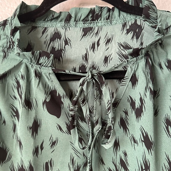 Green Cold Shoulder Lightweight Long Sleeves Medium Top Brand New - Picture 4 of 5